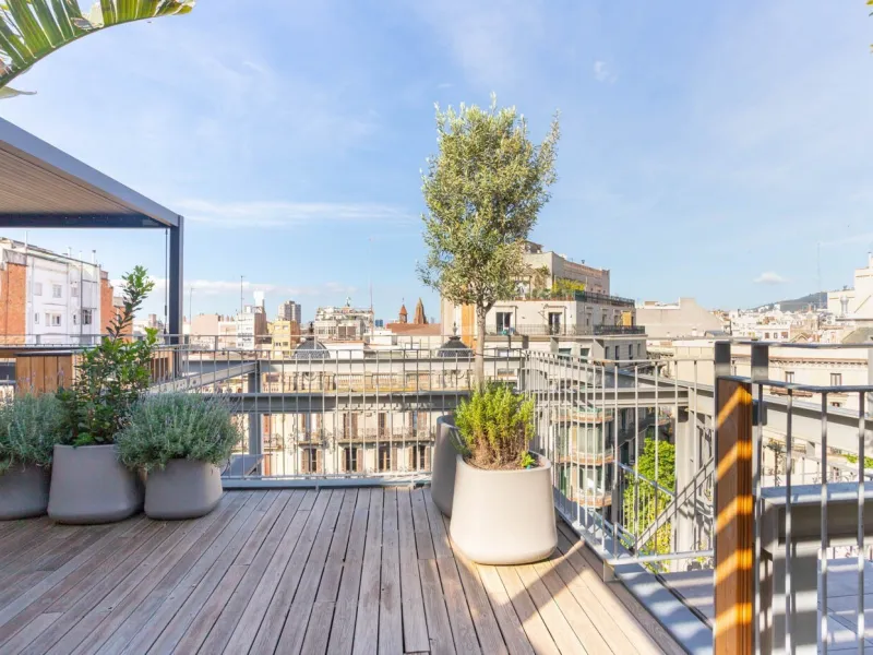 Four-Bedroom Penthouse with Terraces and Jacuzzi on Rambla de Catalunya, Barcelona
