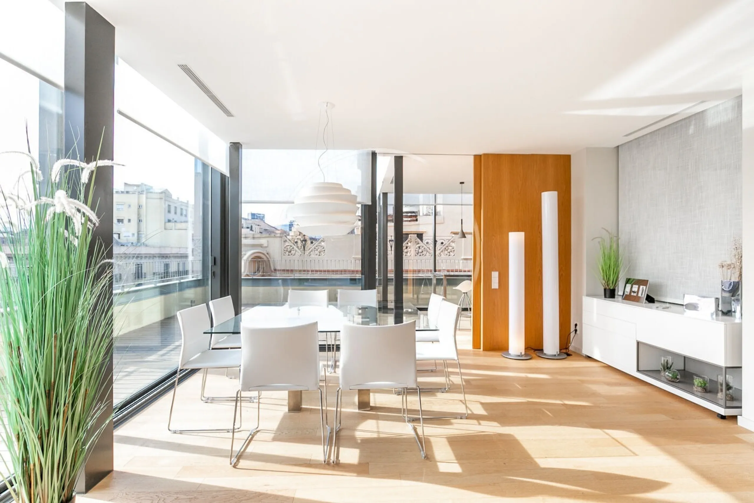 Four-Bedroom Penthouse with Terraces and Jacuzzi on Rambla de Catalunya, Barcelona