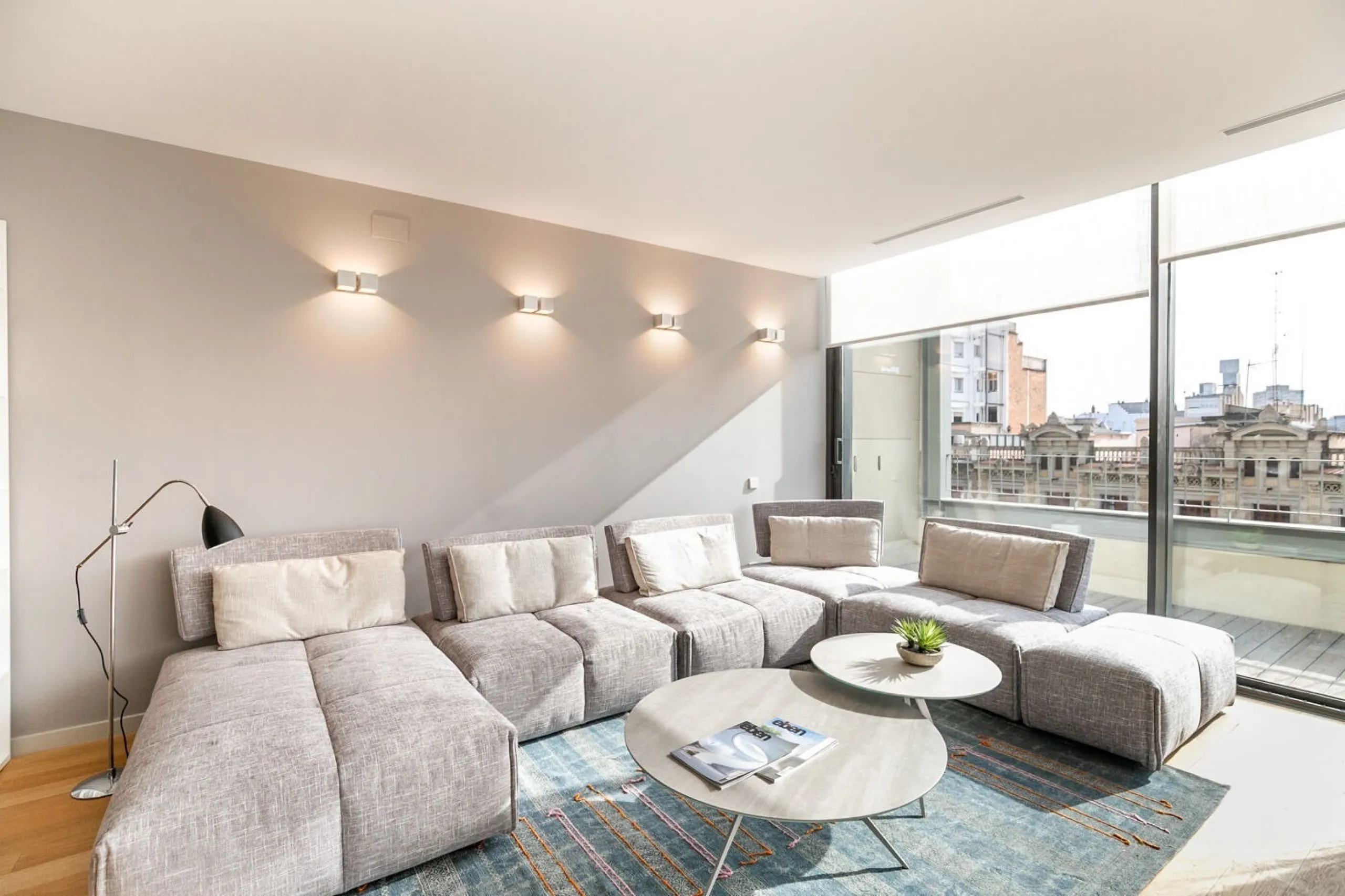 Four-Bedroom Penthouse with Terraces and Jacuzzi on Rambla de Catalunya, Barcelona