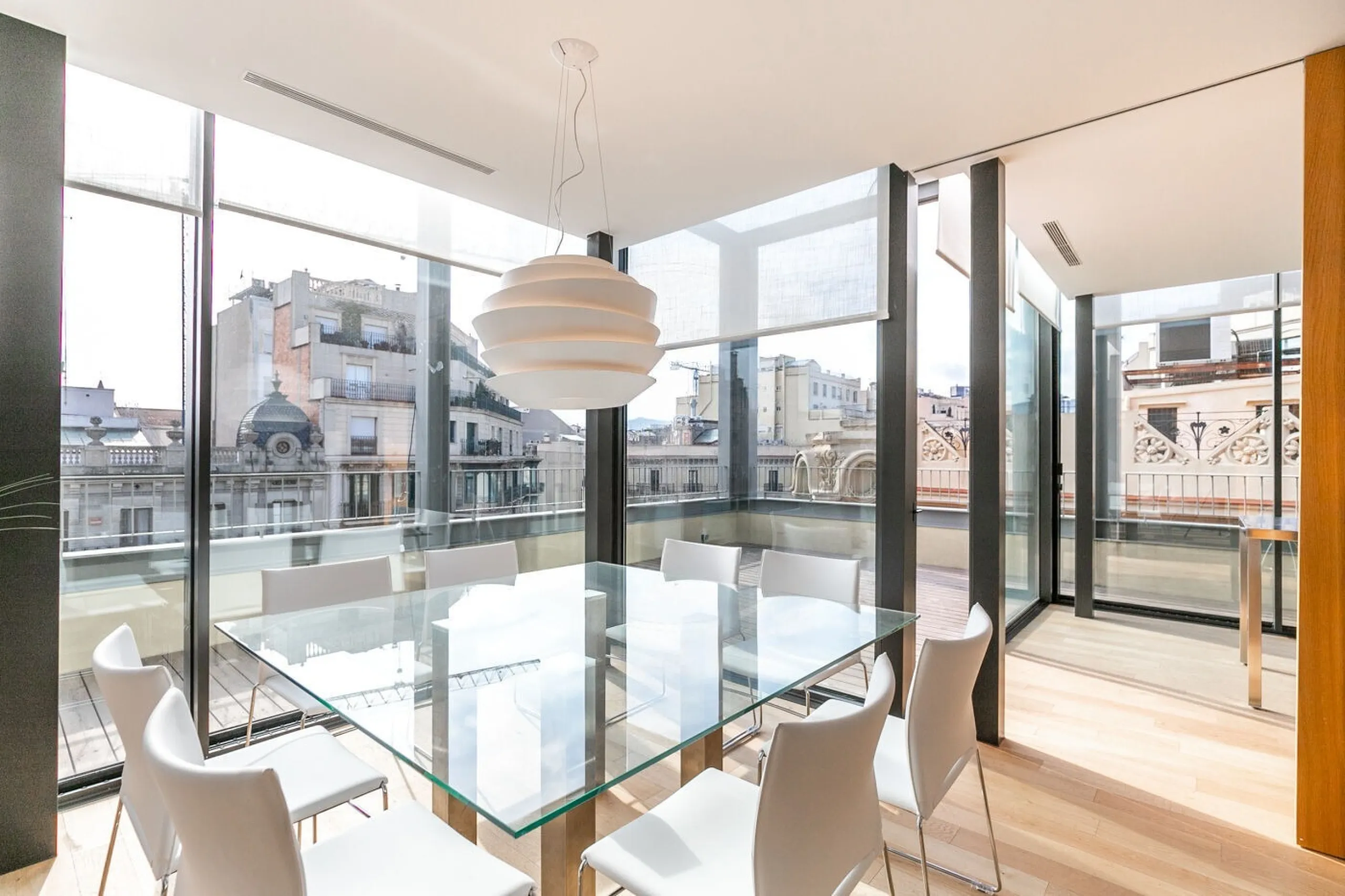 Four-Bedroom Penthouse with Terraces and Jacuzzi on Rambla de Catalunya, Barcelona