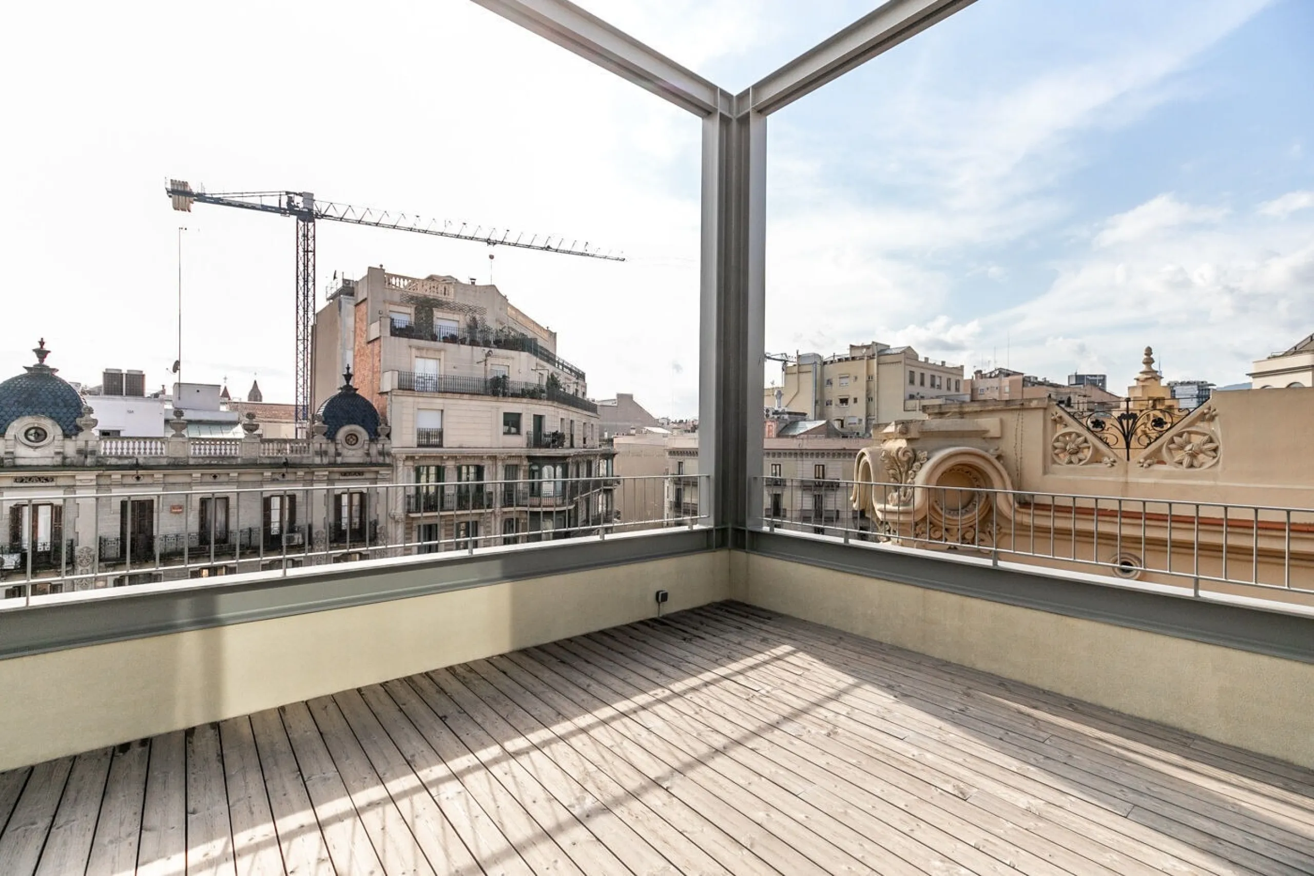 Four-Bedroom Penthouse with Terraces and Jacuzzi on Rambla de Catalunya, Barcelona