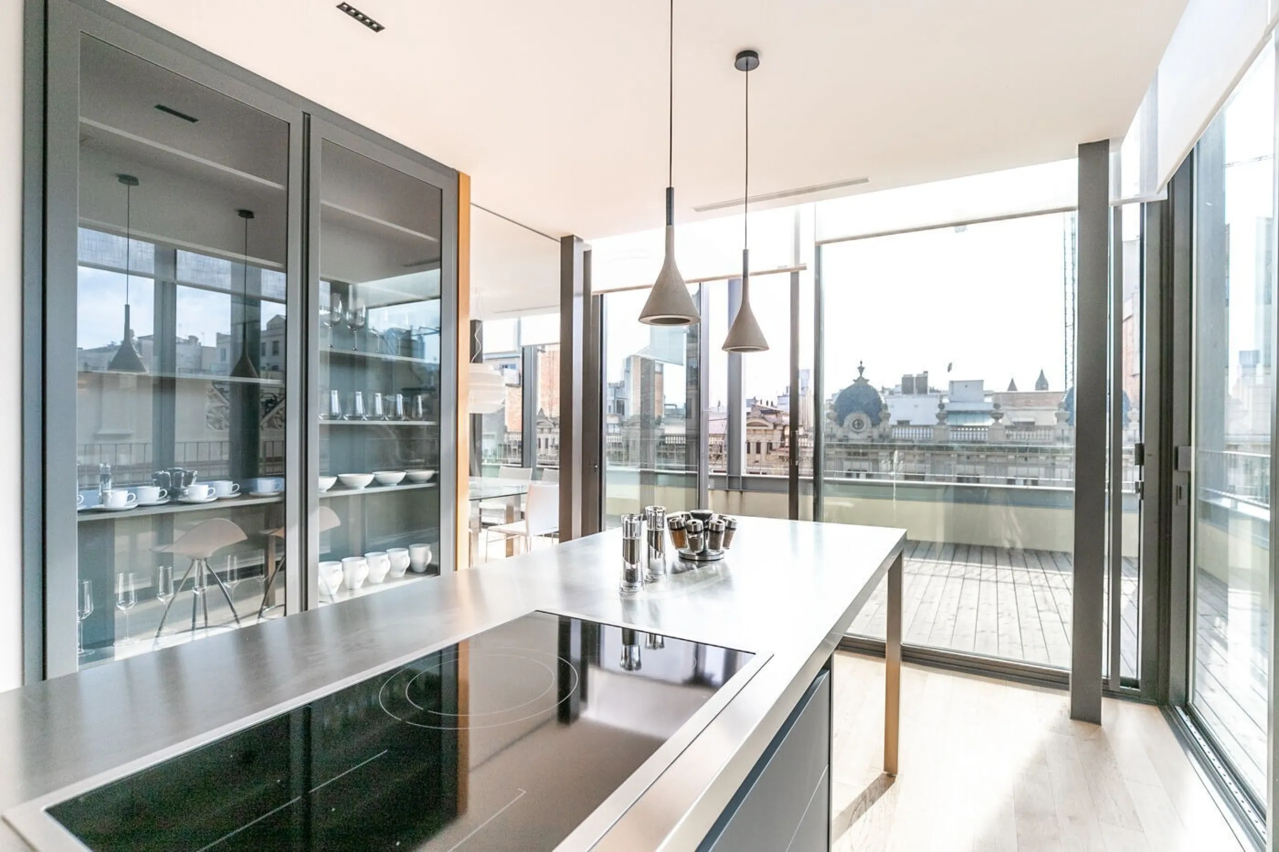 Four-Bedroom Penthouse with Terraces and Jacuzzi on Rambla de Catalunya, Barcelona