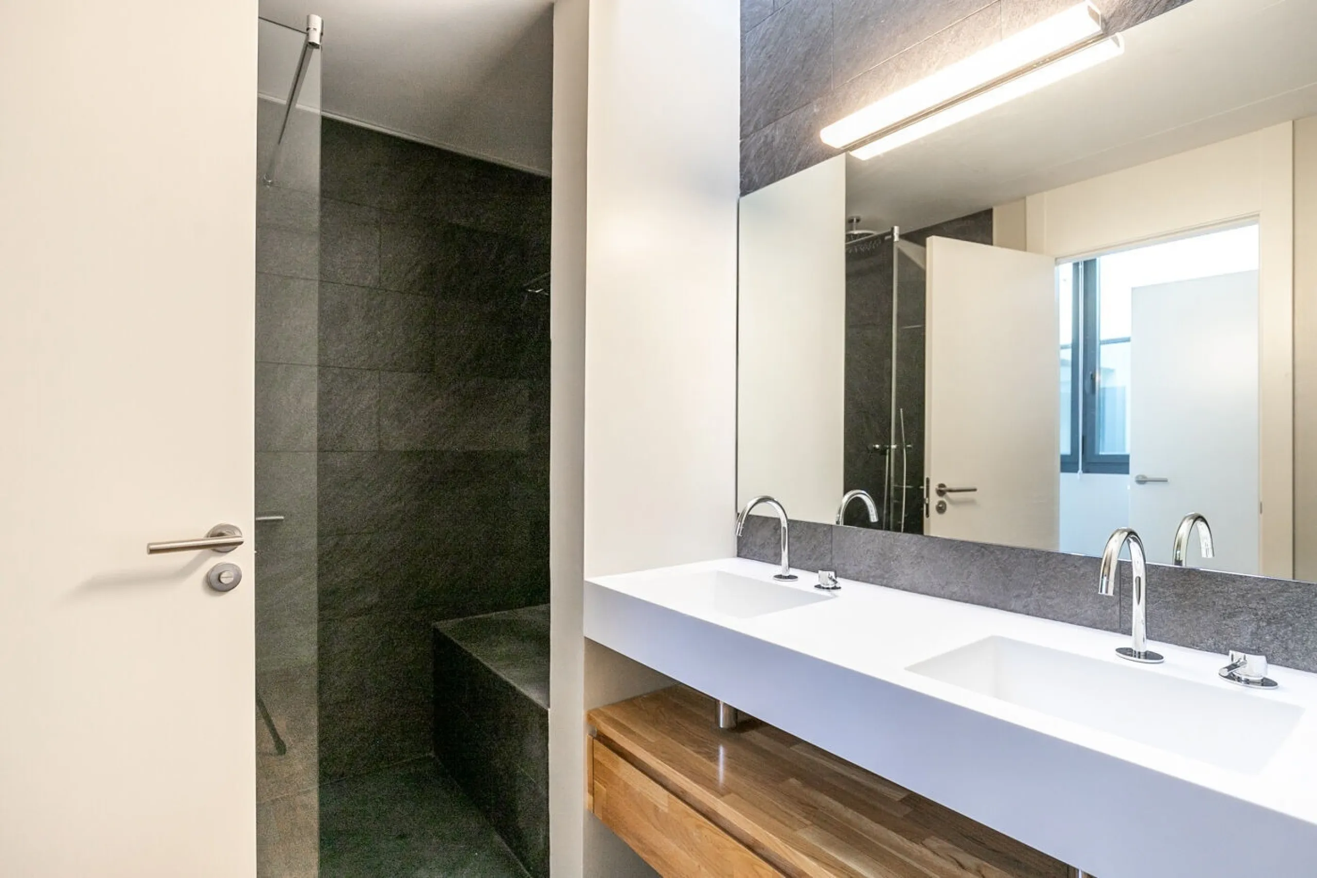 Four-Bedroom Penthouse with Terraces and Jacuzzi on Rambla de Catalunya, Barcelona