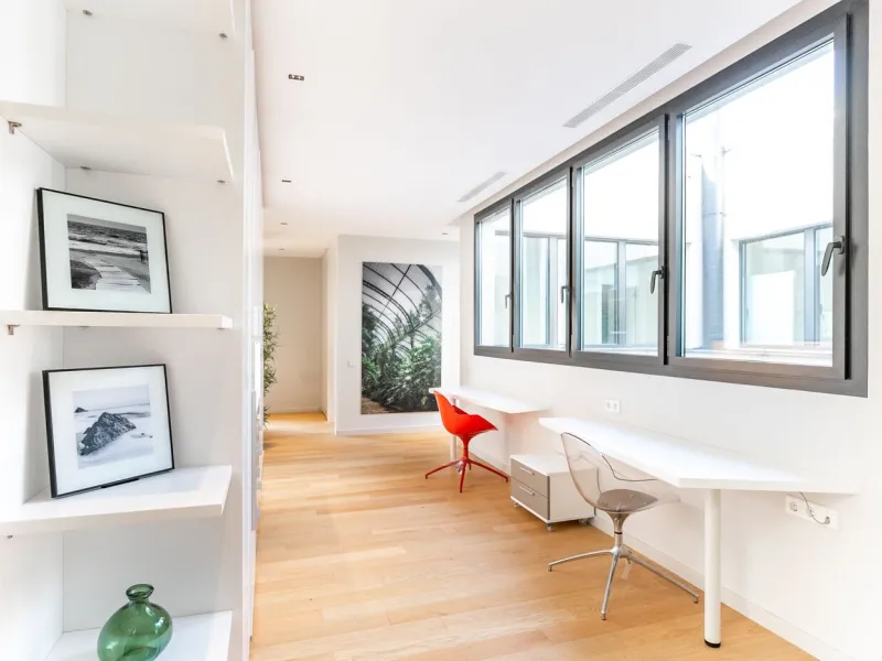 Four-Bedroom Penthouse with Terraces and Jacuzzi on Rambla de Catalunya, Barcelona