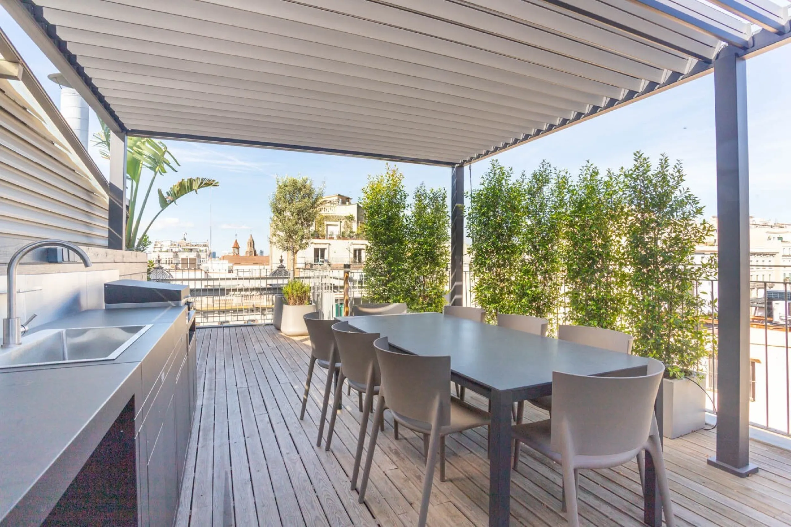Four-Bedroom Penthouse with Terraces and Jacuzzi on Rambla de Catalunya, Barcelona
