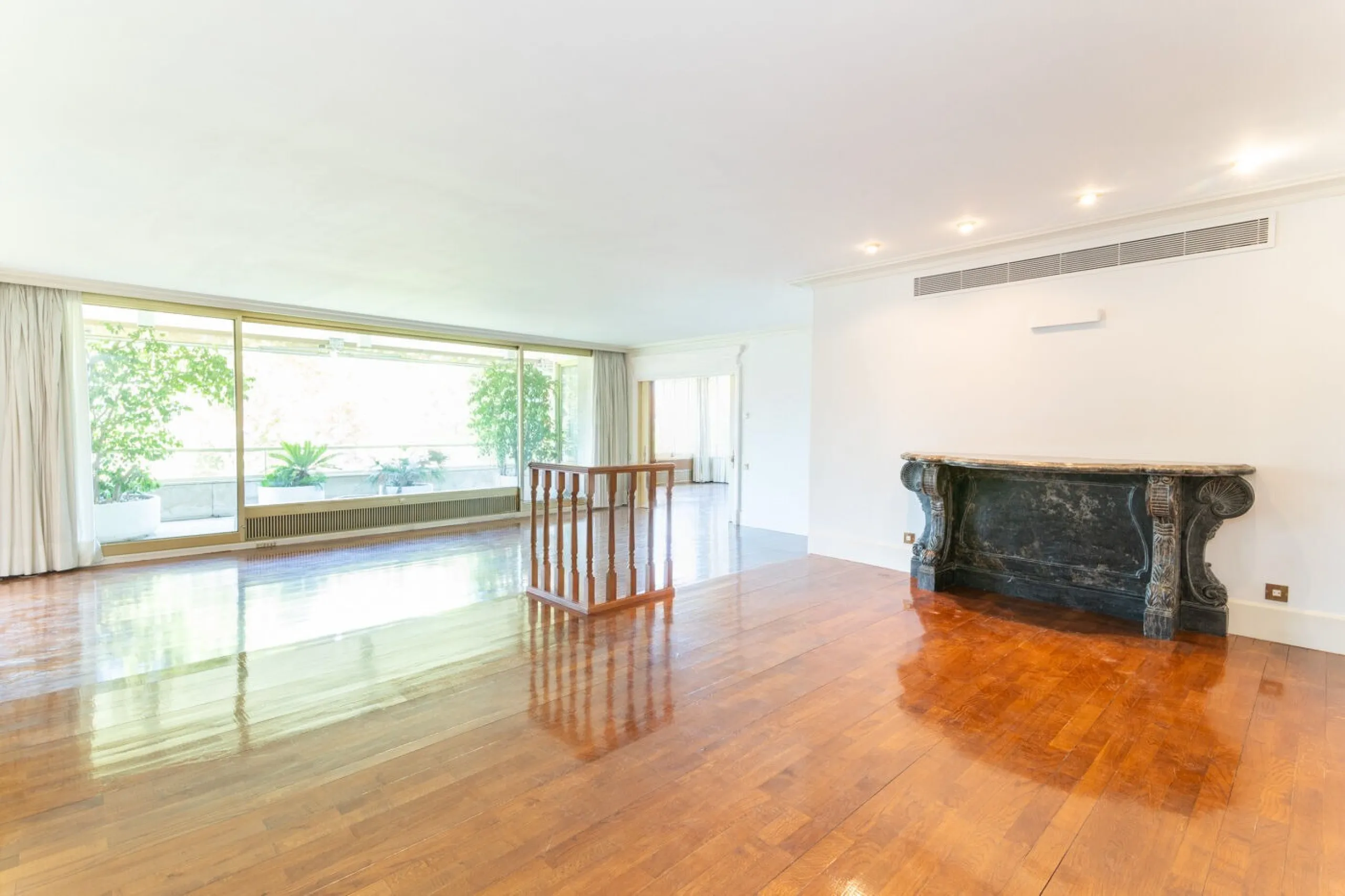Five-Bedroom Apartment with Terrace and Pool in Turó Park, Barcelona