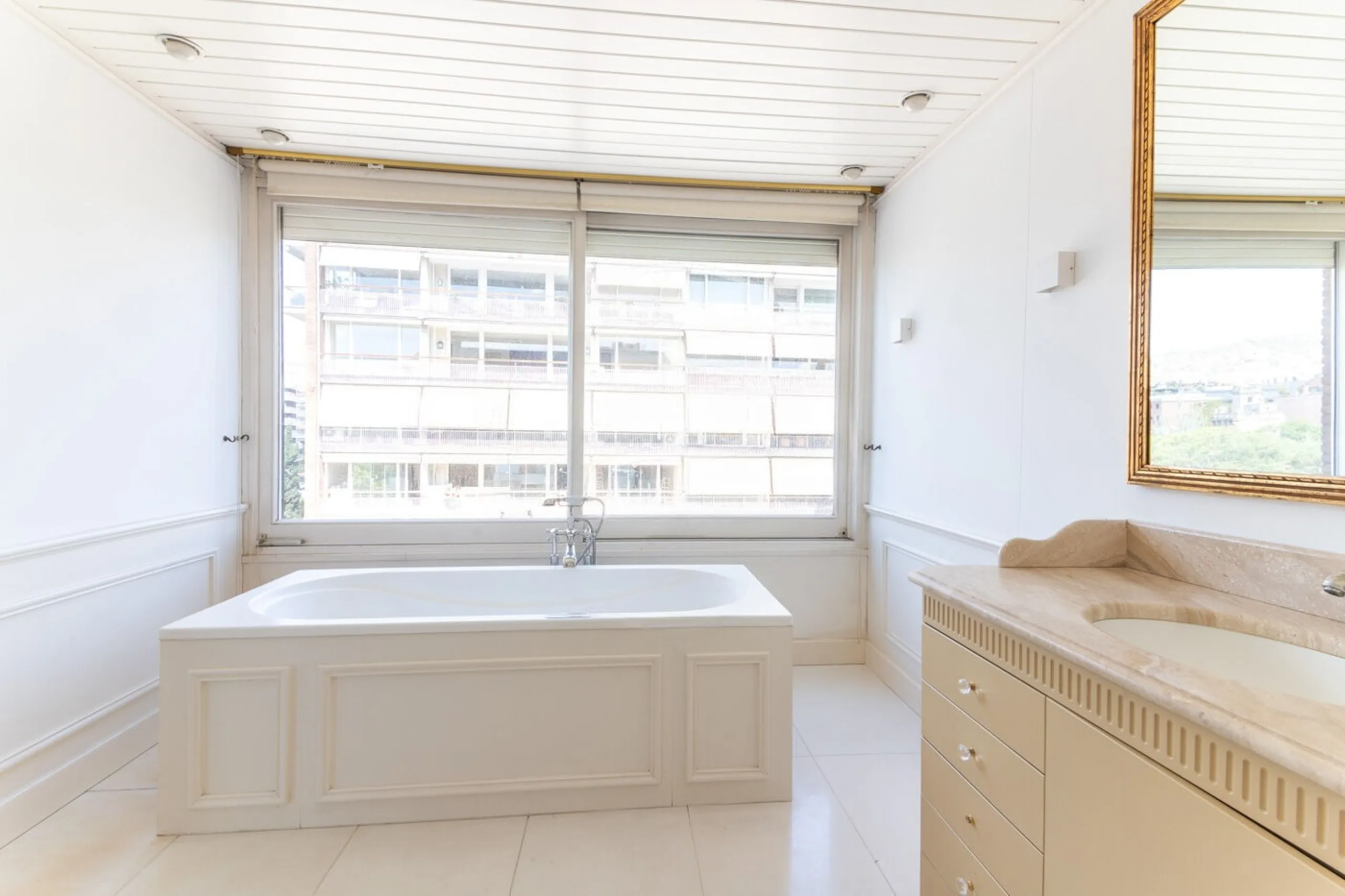Five-Bedroom Apartment with Terrace and Pool in Turó Park, Barcelona