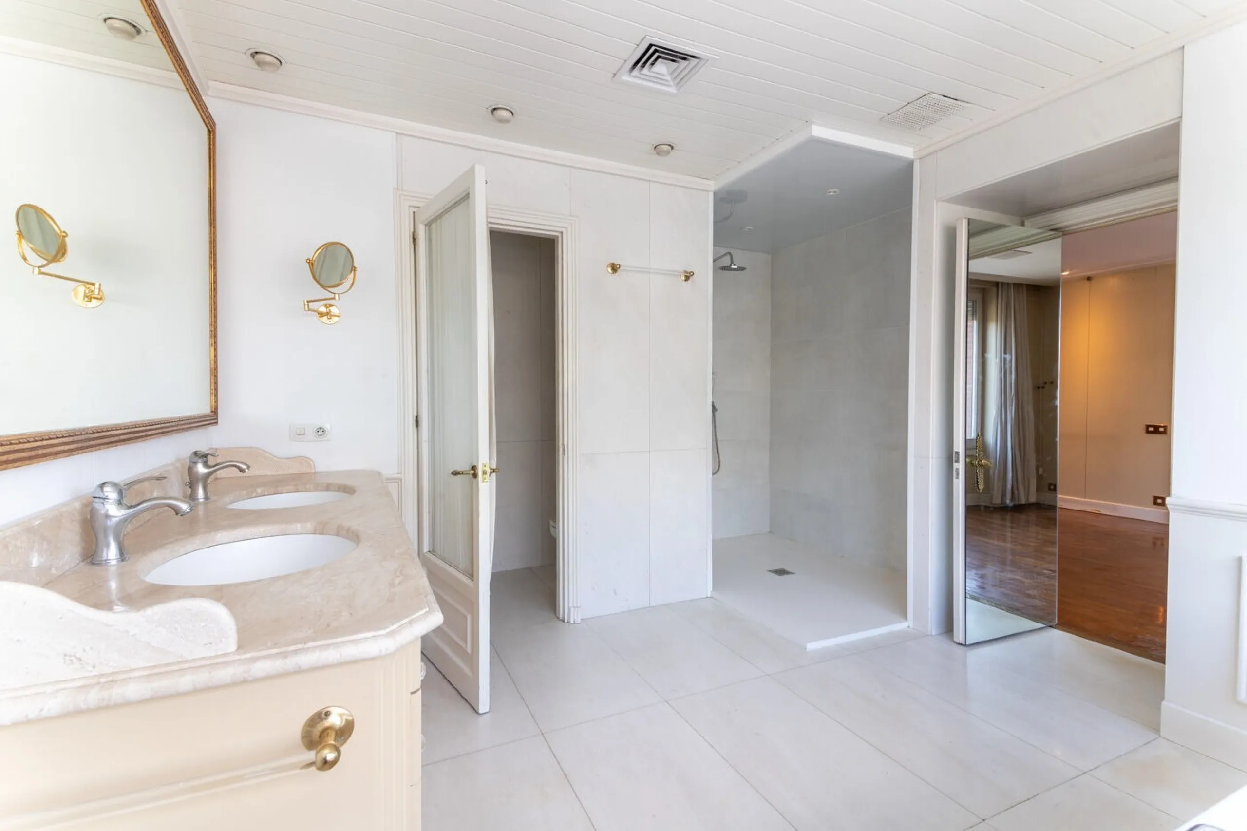 Five-Bedroom Apartment with Terrace and Pool in Turó Park, Barcelona