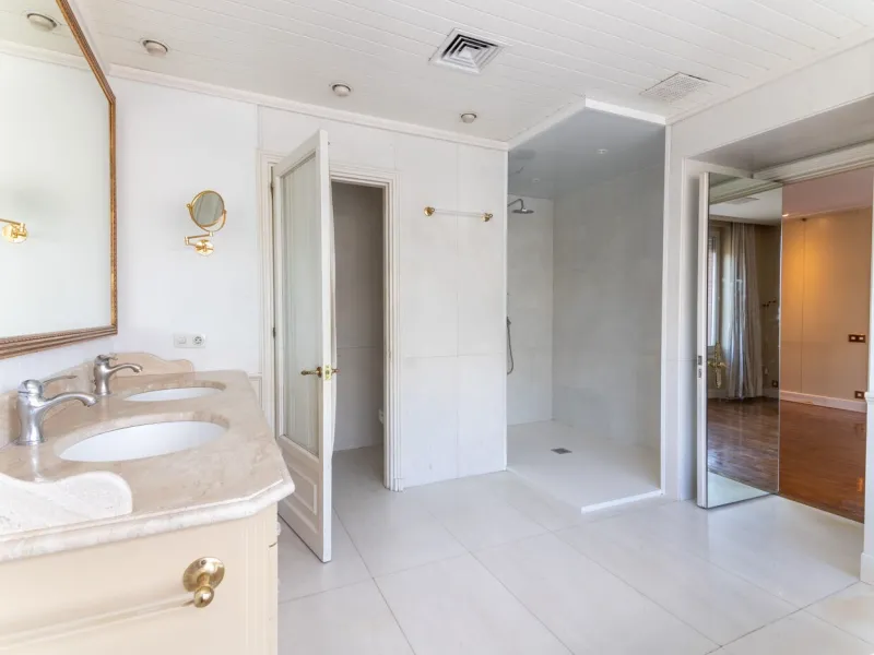 Five-Bedroom Apartment with Terrace and Pool in Turó Park, Barcelona