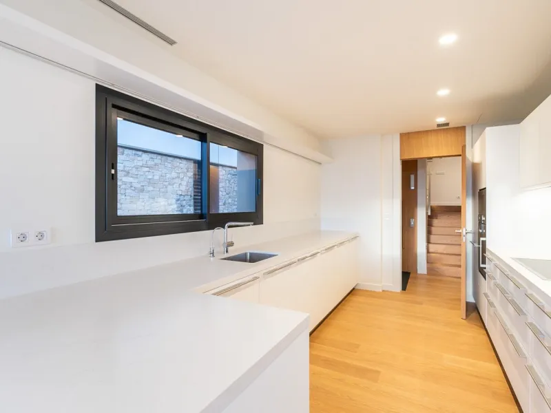 Casa moderna con piscina y vistas panorámicas al mar en Can Caralleu, Sarria, Barcelona