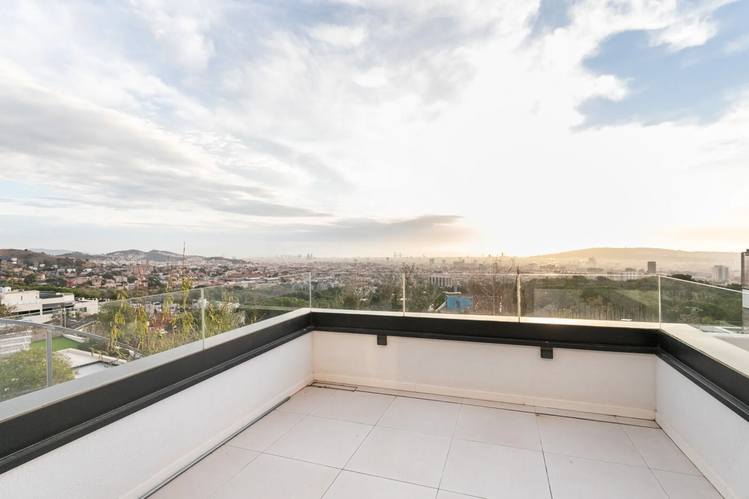 Casa moderna con piscina y vistas panorámicas al mar en Can Caralleu, Sarria, Barcelona