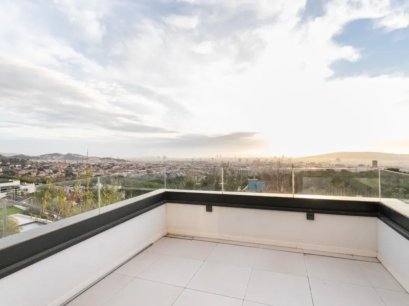 Casa moderna con piscina y vistas panorámicas al mar en Can Caralleu, Sarria, Barcelona