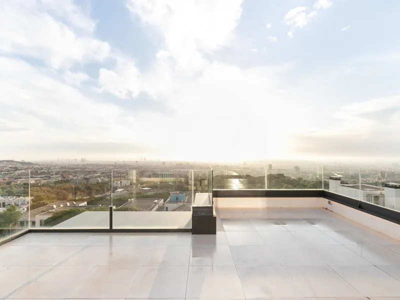 Casa moderna con piscina y vistas panorámicas al mar en Can Caralleu, Sarria, Barcelona