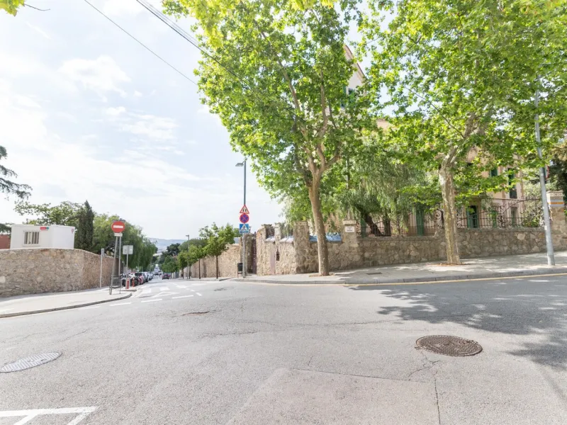 Stylish House with Garden and Private Pool in Pedralbes, Barcelona