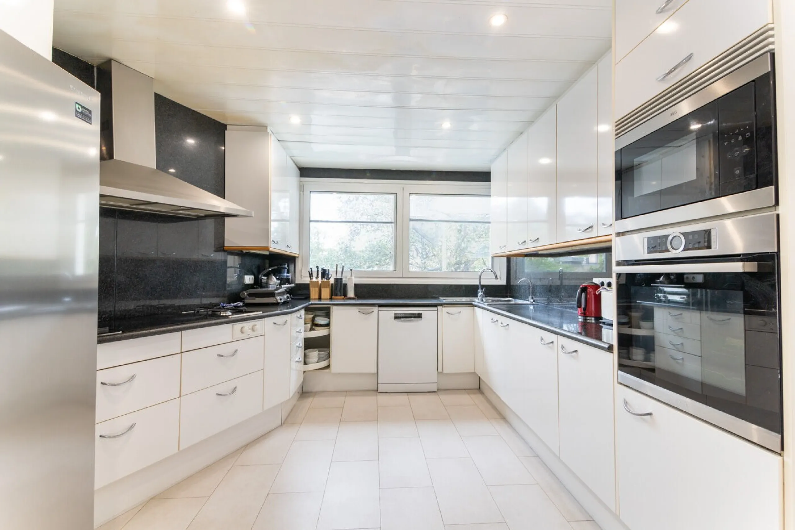 Stylish House with Garden and Private Pool in Pedralbes, Barcelona