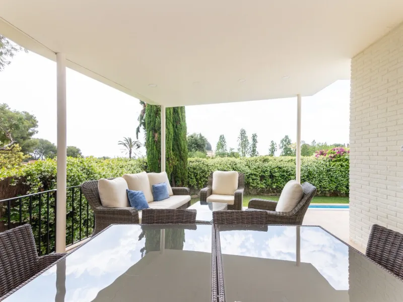 Stylish House with Garden and Private Pool in Pedralbes, Barcelona