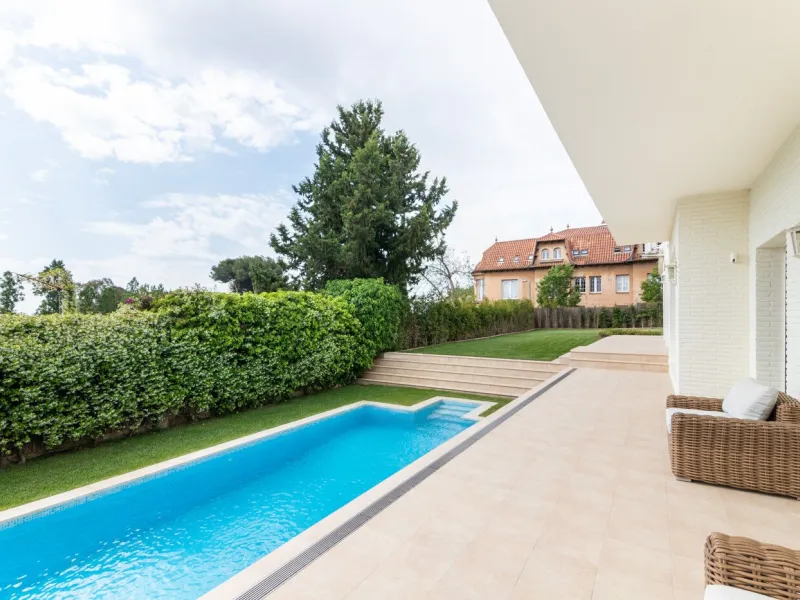 Stylish House with Garden and Private Pool in Pedralbes, Barcelona