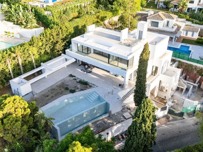 Luxury Villa in a Gated Community with Sea Views in Cascada de Camoján, Marbella