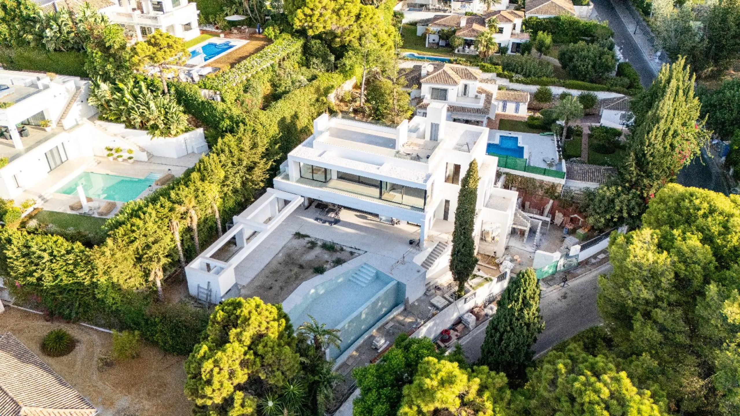 Luxury Villa in a Gated Community with Sea Views in Cascada de Camoján, Marbella