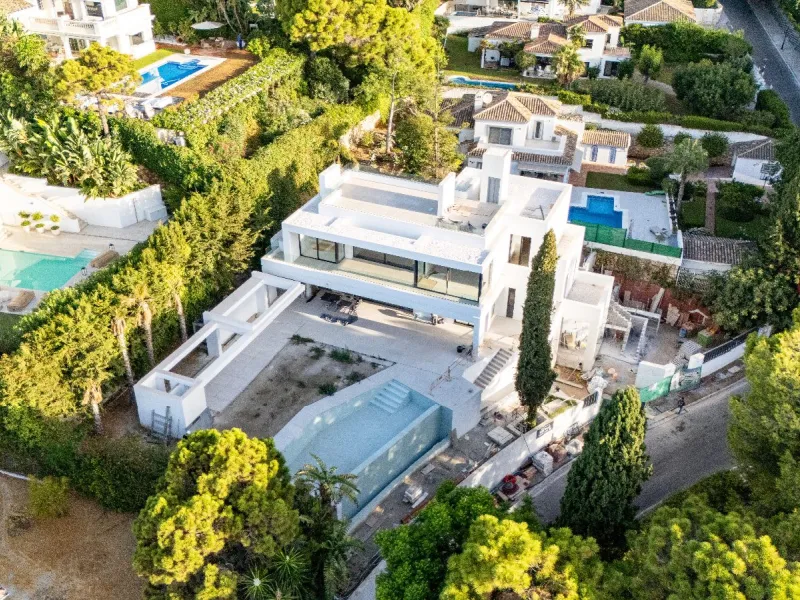 Luxury Villa in a Gated Community with Sea Views in Cascada de Camoján, Marbella