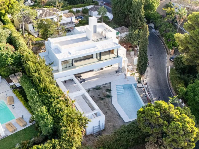 Luxury Villa in a Gated Community with Sea Views in Cascada de Camoján, Marbella