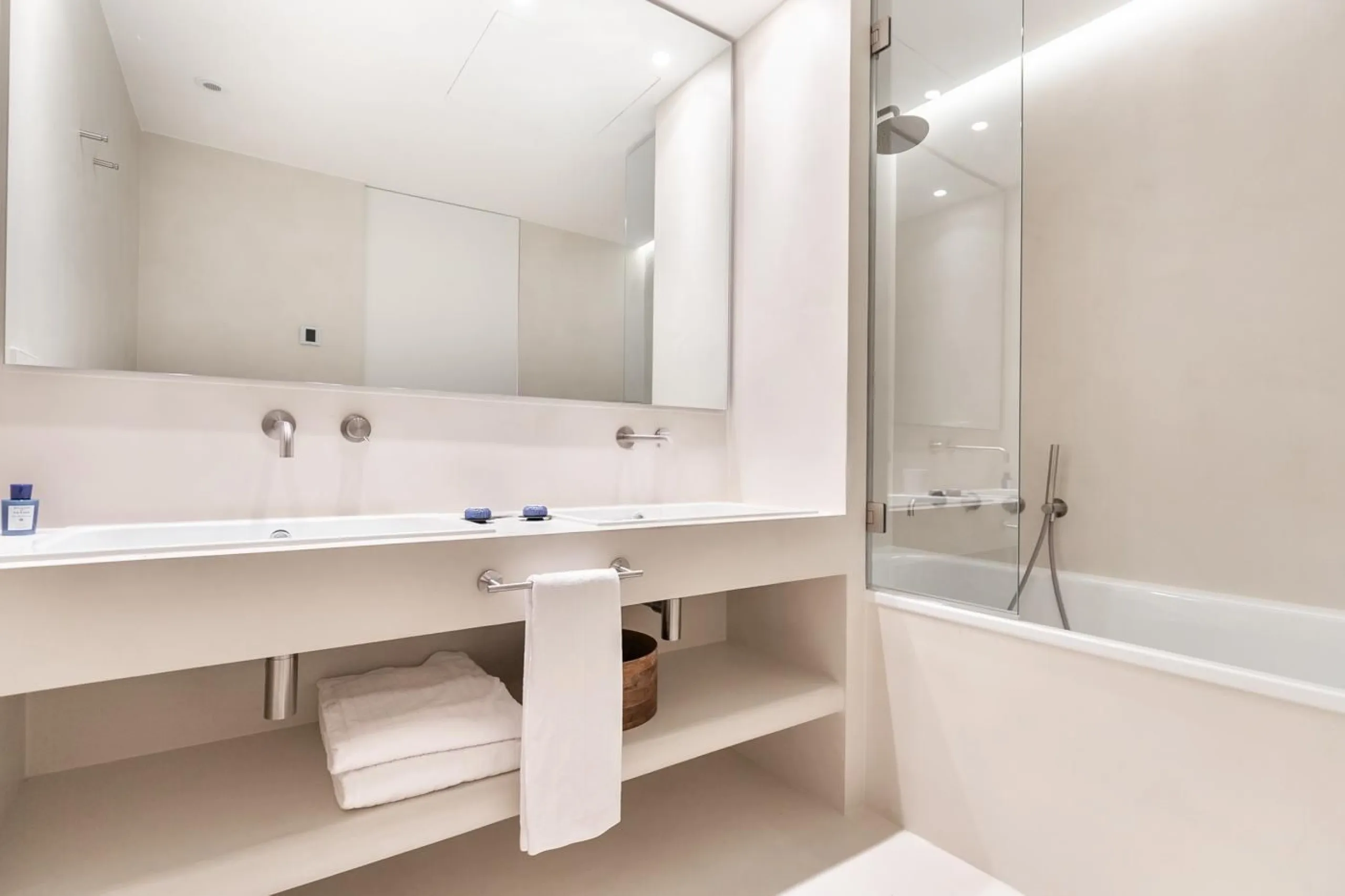 Luxury Apartment with High-End Furnishings and SPA in the Gothic Quarter, Barcelona