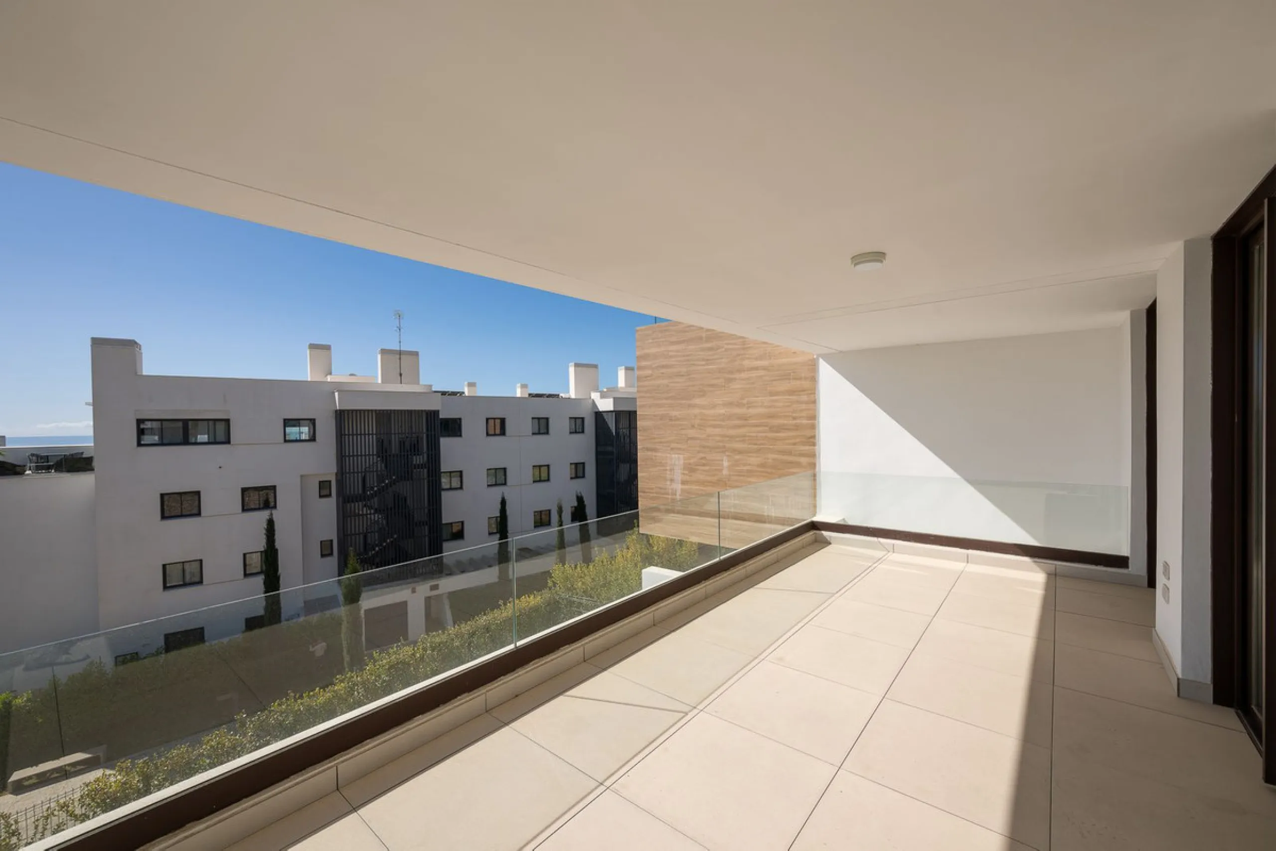Experience the pinnacle of modern, minimalist living with this stunning apartment in the Reserva del Higuerón, just a short stroll of 400 meters from the beautiful beaches of Fuengirola.