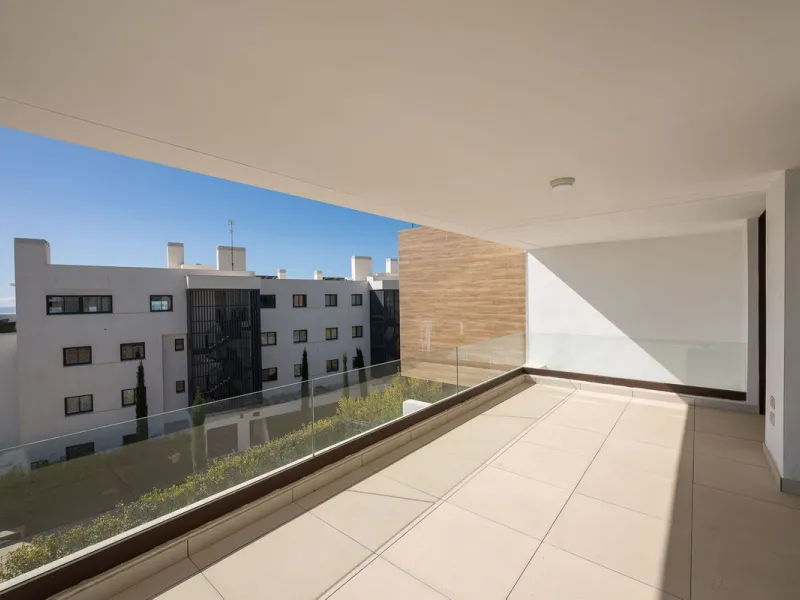 Experience the pinnacle of modern, minimalist living with this stunning apartment in the Reserva del Higuerón, just a short stroll of 400 meters from the beautiful beaches of Fuengirola.