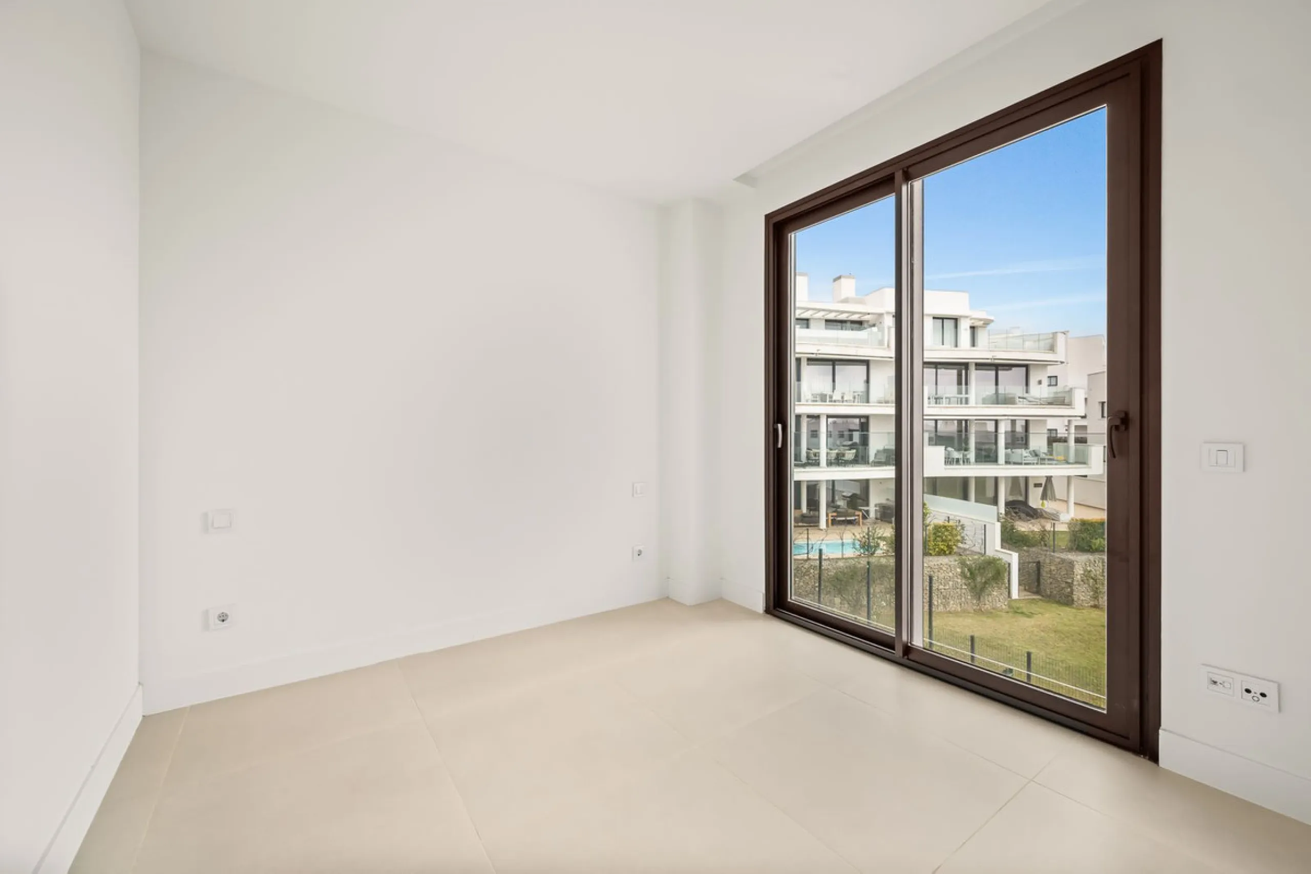 Experience the pinnacle of modern, minimalist living with this stunning apartment in the Reserva del Higuerón, just a short stroll of 400 meters from the beautiful beaches of Fuengirola.