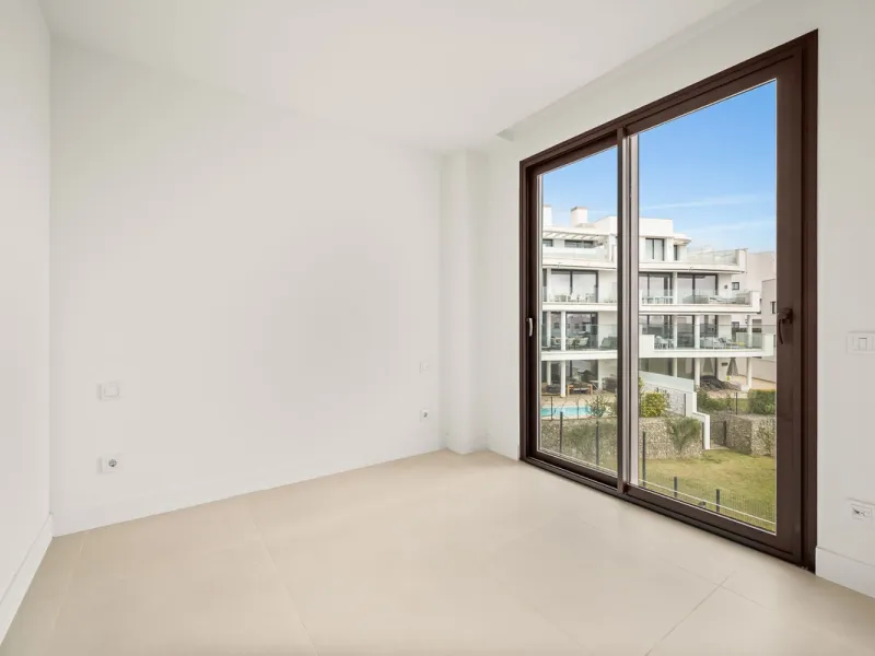 Experience the pinnacle of modern, minimalist living with this stunning apartment in the Reserva del Higuerón, just a short stroll of 400 meters from the beautiful beaches of Fuengirola.