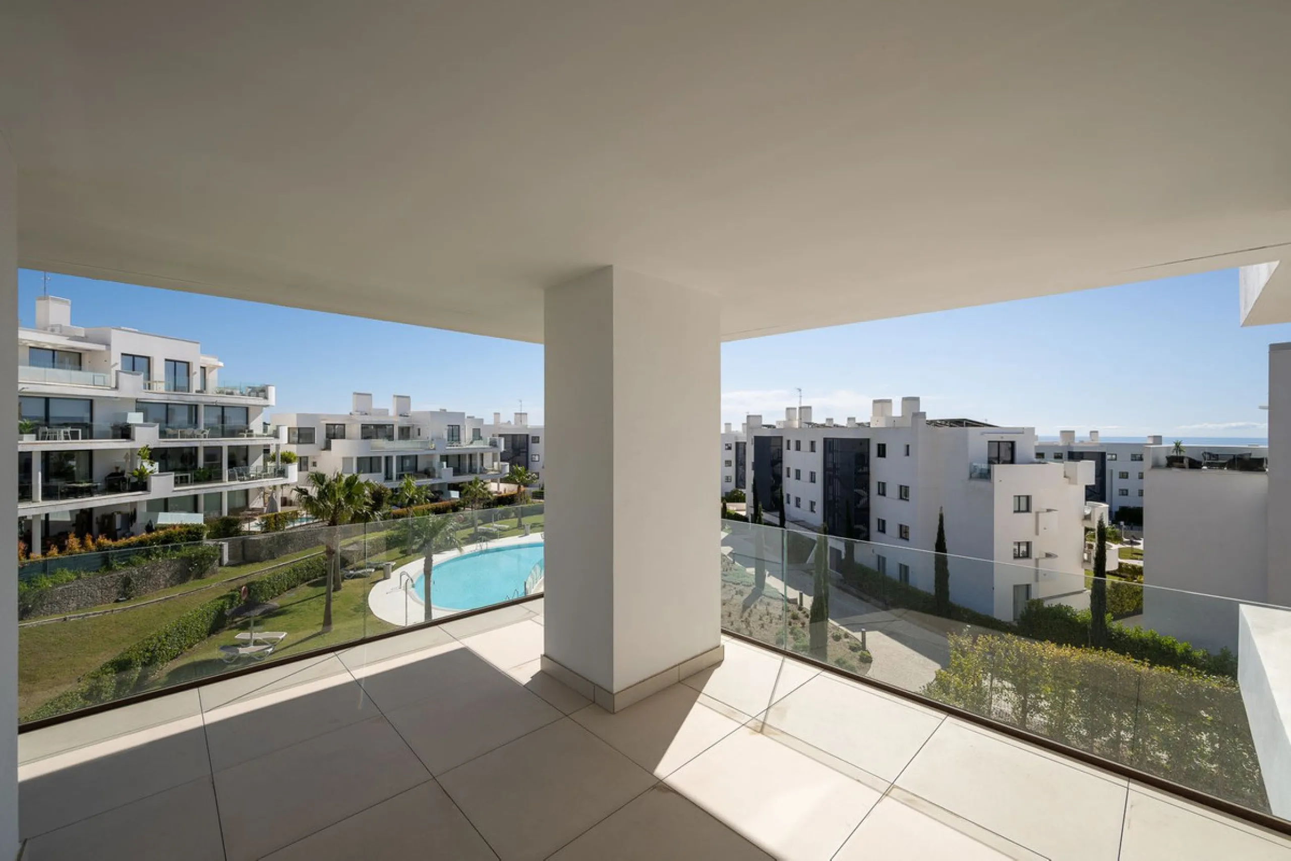 Experience the pinnacle of modern, minimalist living with this stunning apartment in the Reserva del Higuerón, just a short stroll of 400 meters from the beautiful beaches of Fuengirola.