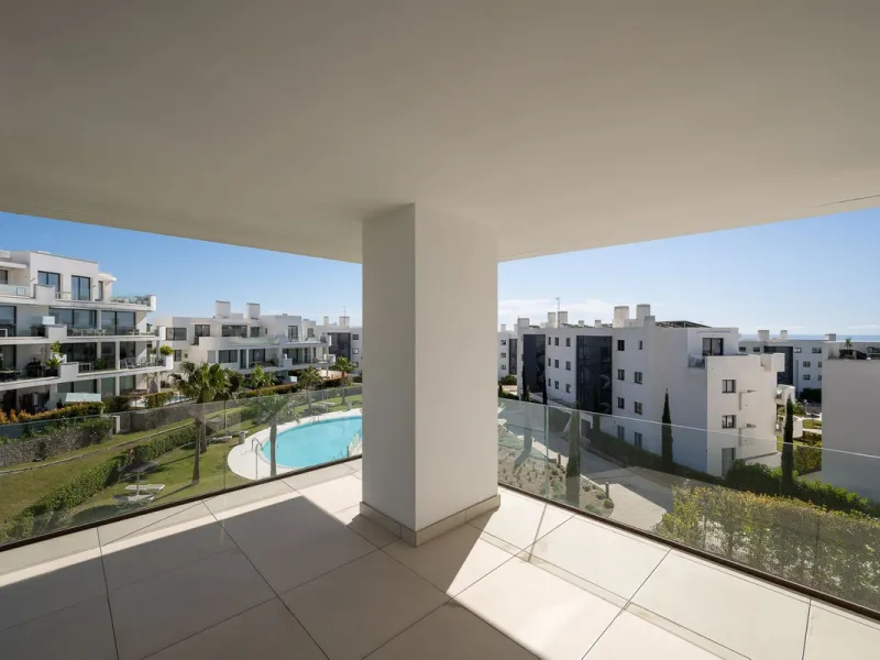 Experience the pinnacle of modern, minimalist living with this stunning apartment in the Reserva del Higuerón, just a short stroll of 400 meters from the beautiful beaches of Fuengirola.
