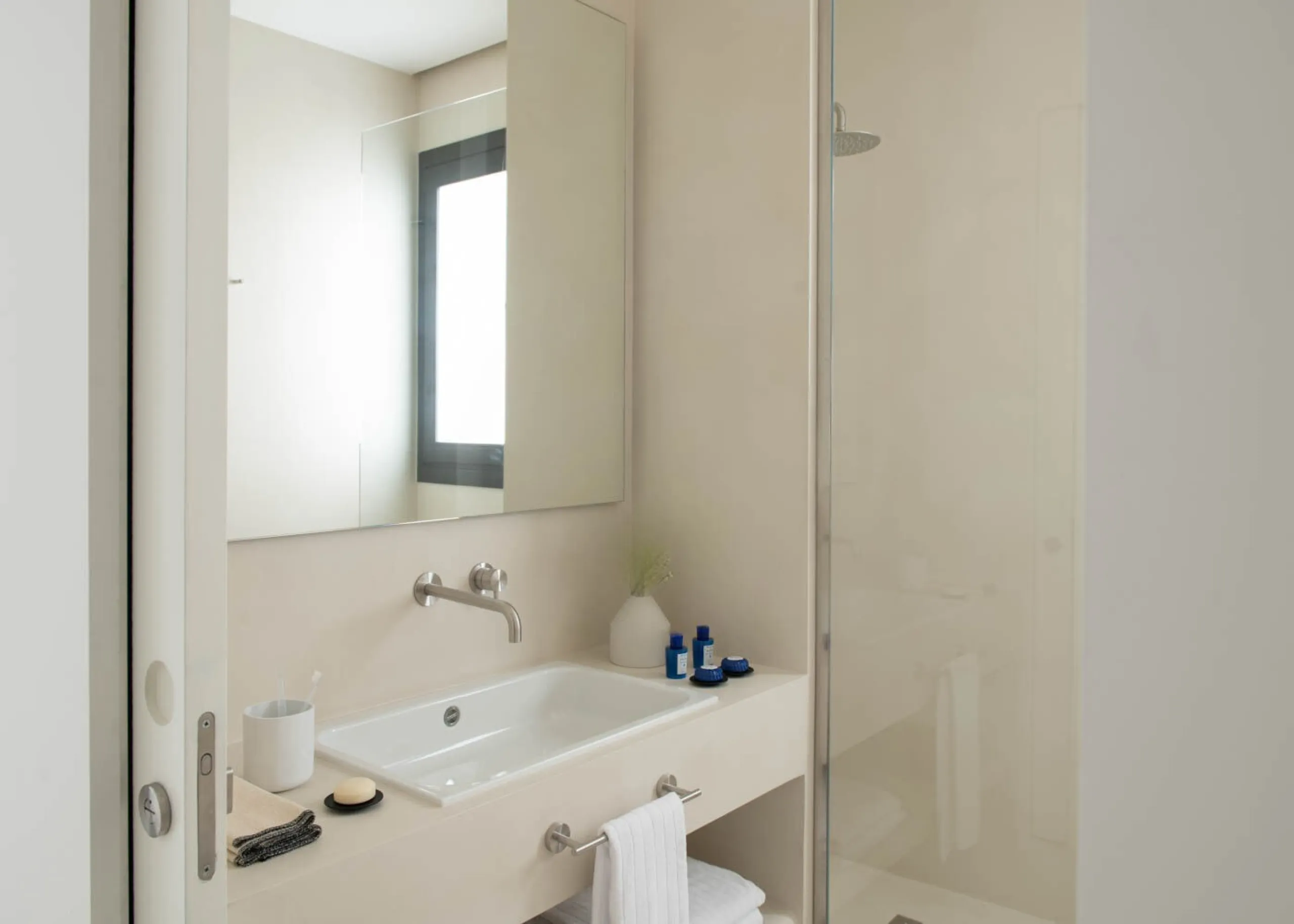 Luxury Apartment for Rent with Patio and Three Bedrooms in the Gothic Quarter, Barcelona