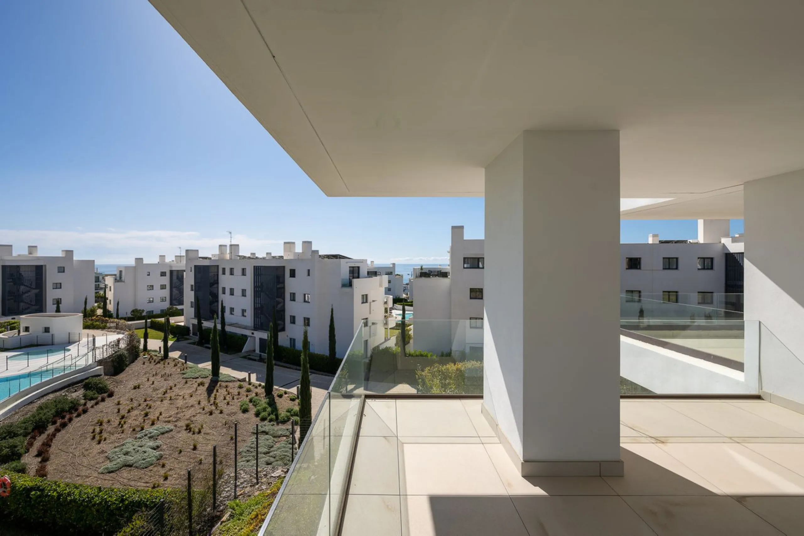 Experience the pinnacle of modern, minimalist living with this stunning apartment in the Reserva del Higuerón, just a short stroll of 400 meters from the beautiful beaches of Fuengirola.
