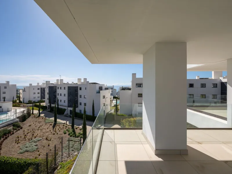 Experience the pinnacle of modern, minimalist living with this stunning apartment in the Reserva del Higuerón, just a short stroll of 400 meters from the beautiful beaches of Fuengirola.