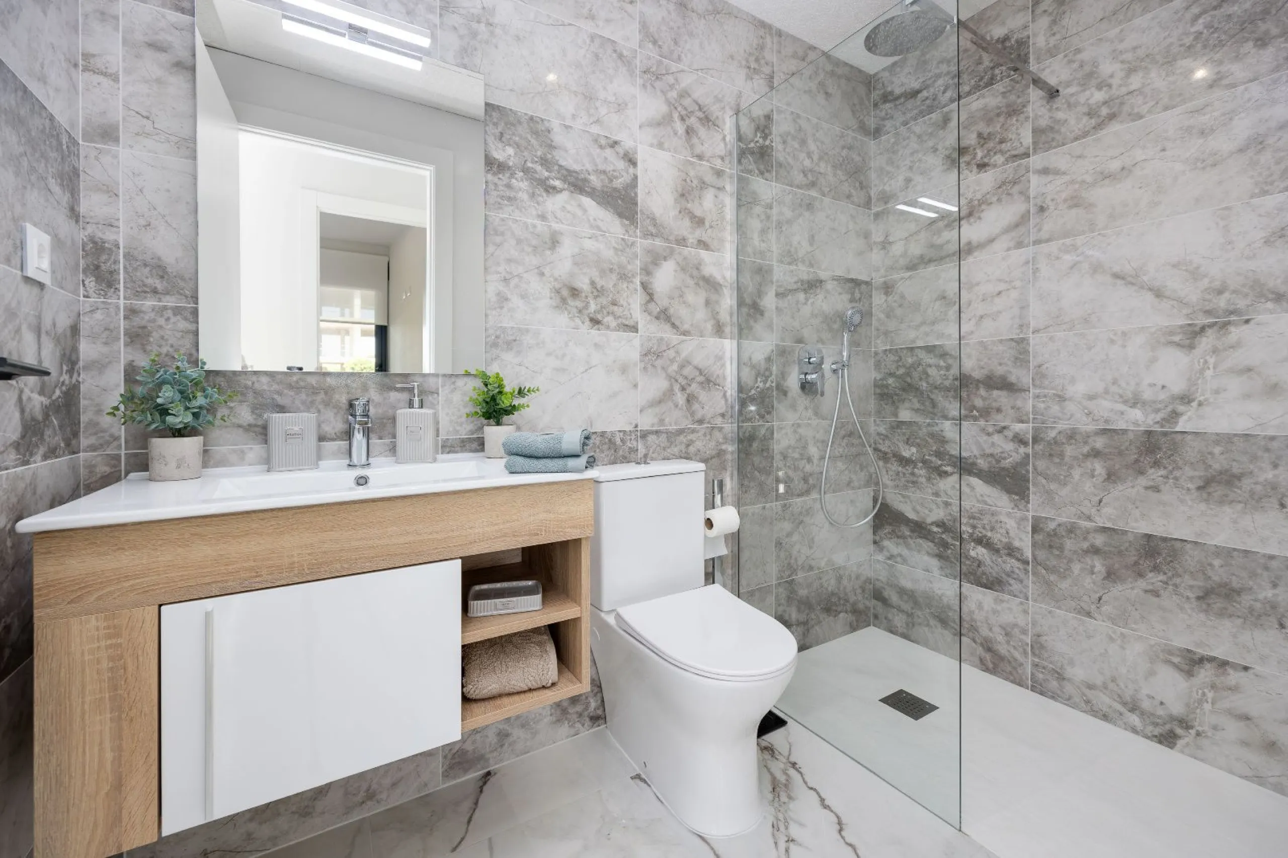 Modern Newly Built Apartments Finished Down to the Last Detail in San Miguel de Salinas, Alicante