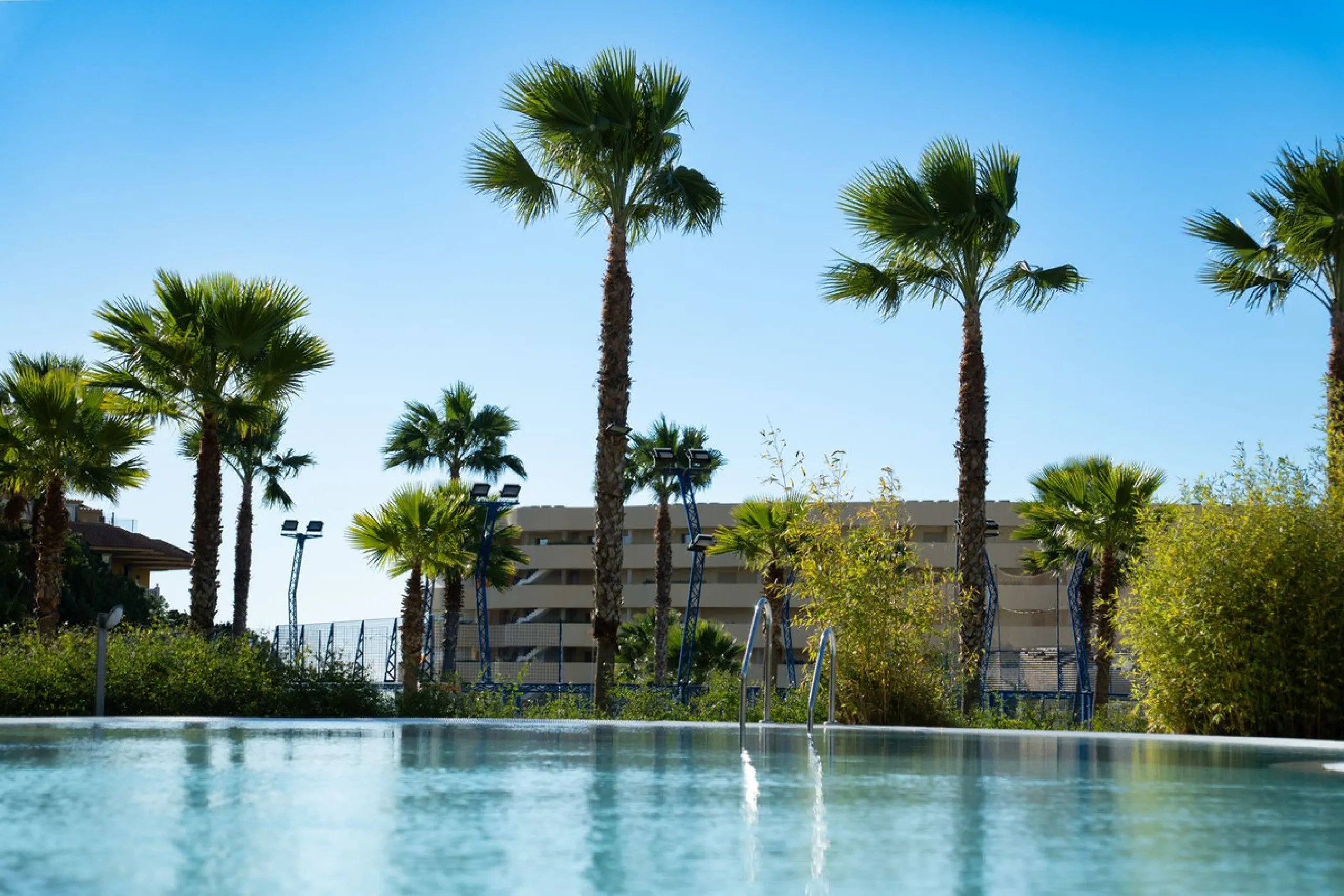 Experience the pinnacle of modern, minimalist living with this stunning apartment in the Reserva del Higuerón, just a short stroll of 400 meters from the beautiful beaches of Fuengirola.