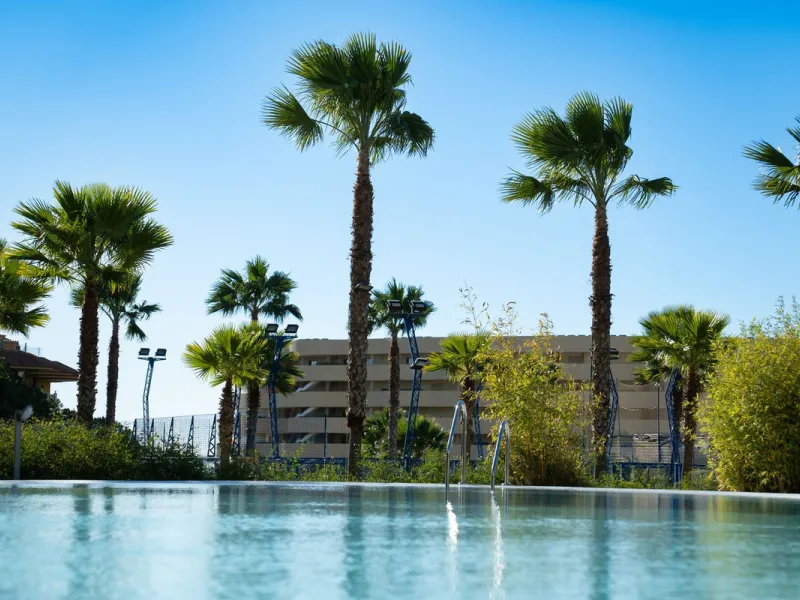 Experience the pinnacle of modern, minimalist living with this stunning apartment in the Reserva del Higuerón, just a short stroll of 400 meters from the beautiful beaches of Fuengirola.