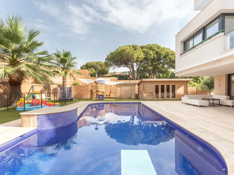 Luxury House with a Garden and Panoramic Views for Rent in the Prestigious Pedralbes district, Barcelona