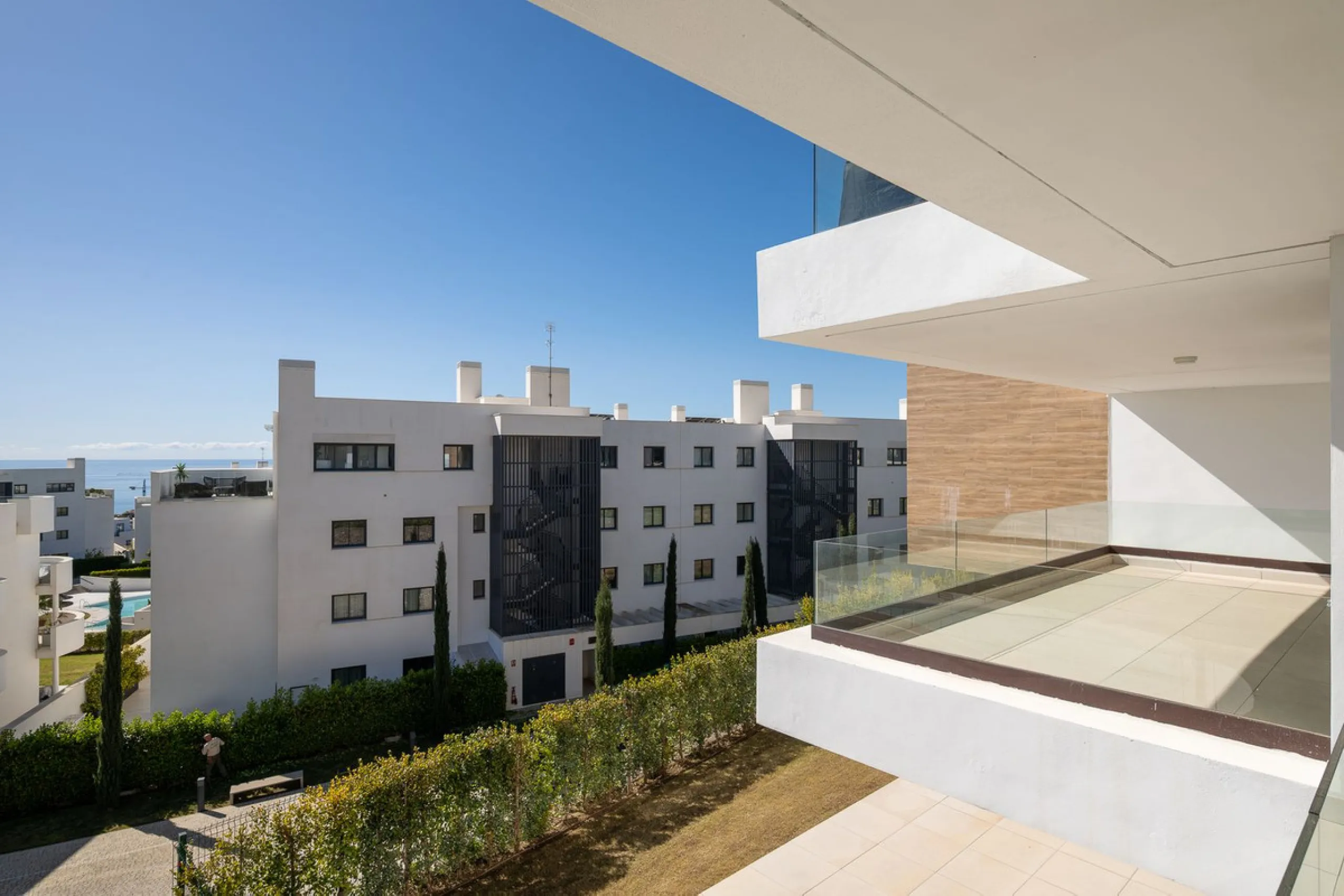 Experience the pinnacle of modern, minimalist living with this stunning apartment in the Reserva del Higuerón, just a short stroll of 400 meters from the beautiful beaches of Fuengirola.