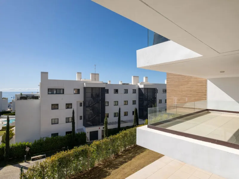 Experience the pinnacle of modern, minimalist living with this stunning apartment in the Reserva del Higuerón, just a short stroll of 400 meters from the beautiful beaches of Fuengirola.