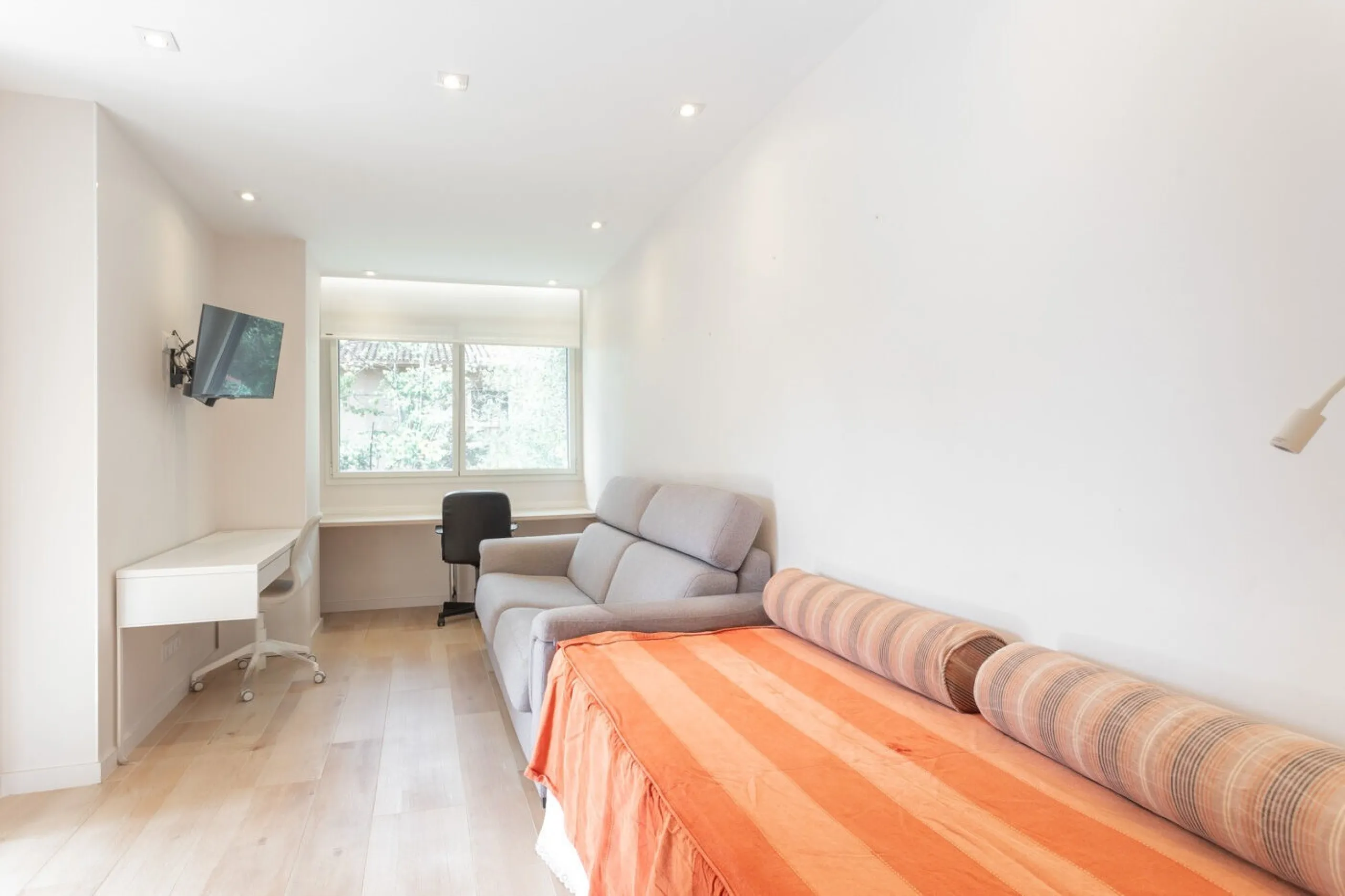 Luxury House with a Garden and Panoramic Views for Rent in the Prestigious Pedralbes district, Barcelona