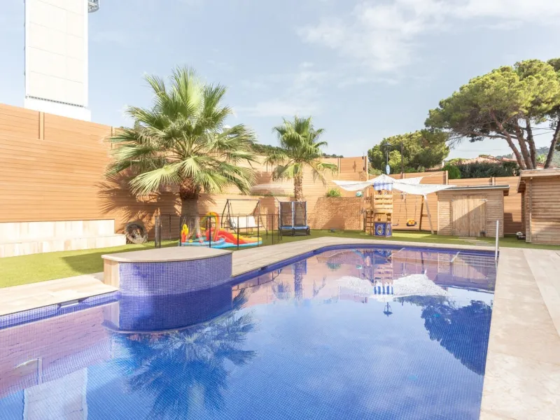 Luxury House with a Garden and Panoramic Views for Rent in the Prestigious Pedralbes district, Barcelona