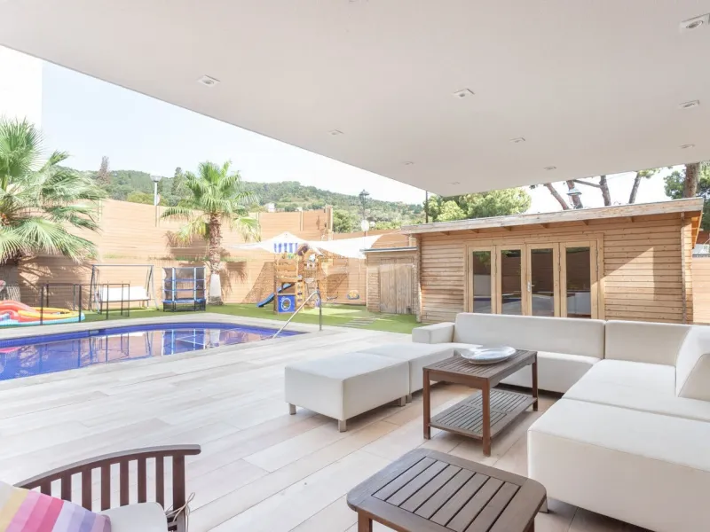 Luxury House with a Garden and Panoramic Views for Rent in the Prestigious Pedralbes district, Barcelona