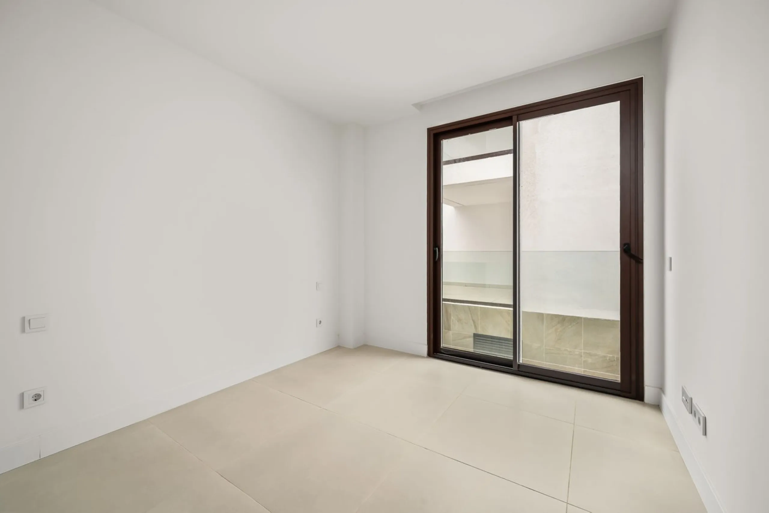 Experience the pinnacle of modern, minimalist living with this stunning apartment in the Reserva del Higuerón, just a short stroll of 400 meters from the beautiful beaches of Fuengirola.