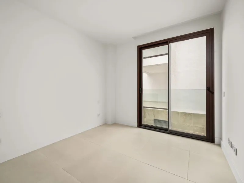 Experience the pinnacle of modern, minimalist living with this stunning apartment in the Reserva del Higuerón, just a short stroll of 400 meters from the beautiful beaches of Fuengirola.