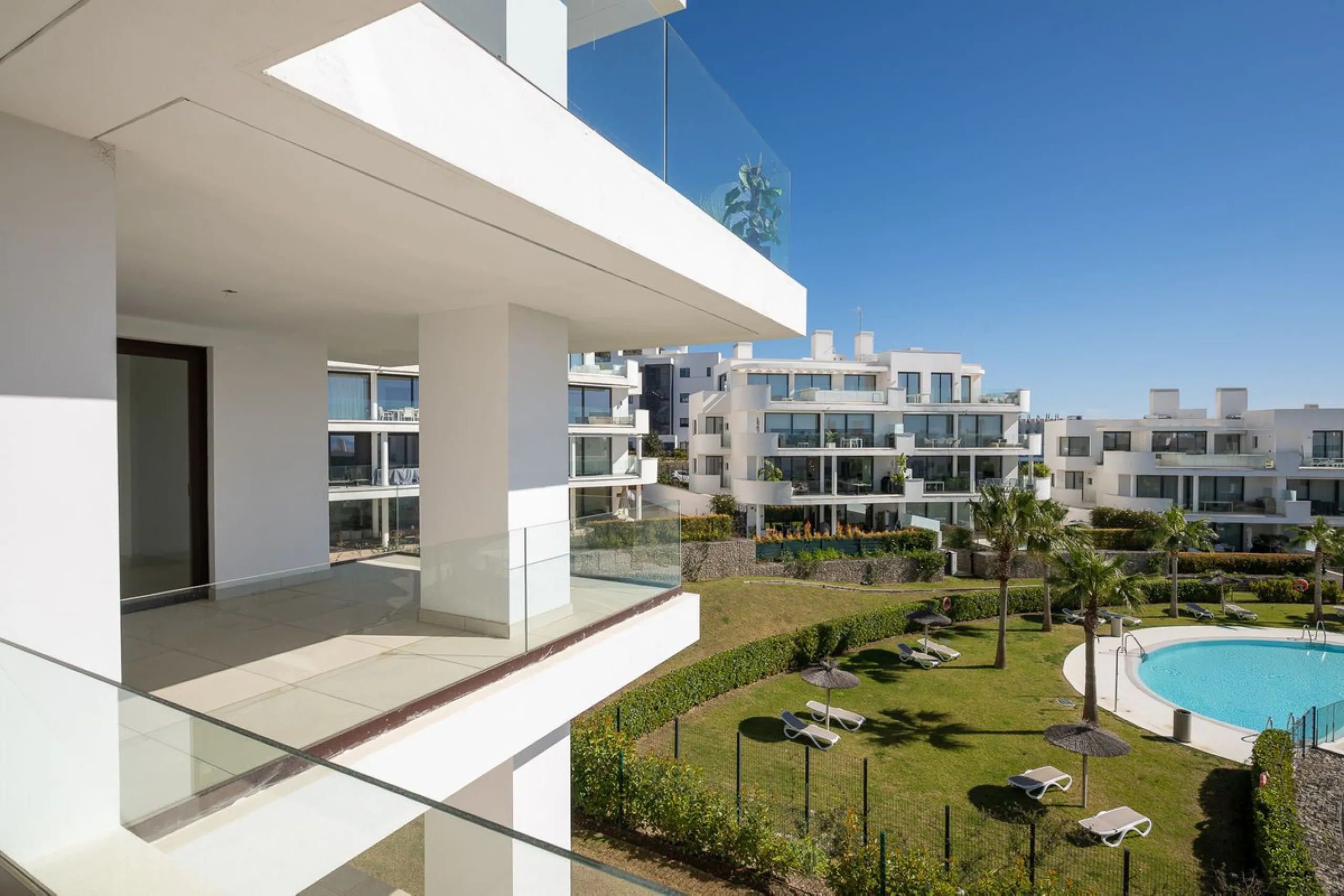 Experience the pinnacle of modern, minimalist living with this stunning apartment in the Reserva del Higuerón, just a short stroll of 400 meters from the beautiful beaches of Fuengirola.