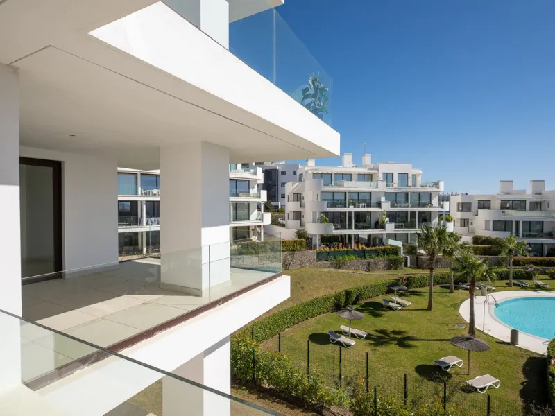 Experience the pinnacle of modern, minimalist living with this stunning apartment in the Reserva del Higuerón, just a short stroll of 400 meters from the beautiful beaches of Fuengirola.