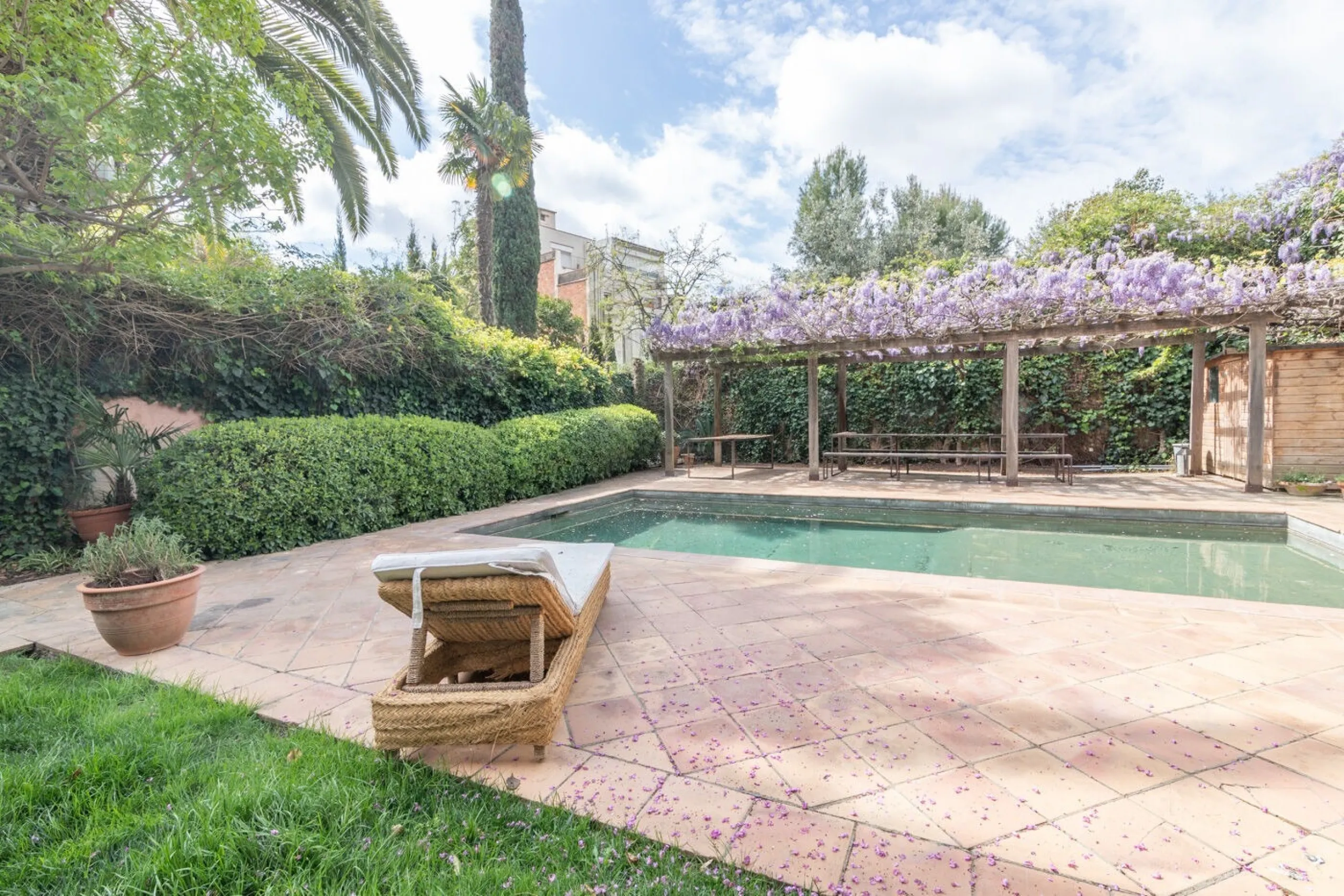 Charming House with Garden and Pool for Mid-Term Rent in Sarria Center, Barcelona