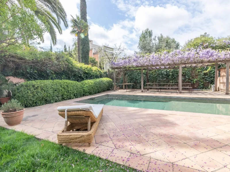Charming House with Garden and Pool for Mid-Term Rent in Sarria Center, Barcelona